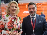 USHIĆEN JE: Košarac uručio Zaharovoj značku sa zastavom RS-a