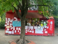 DIRLJIV PRIZOR: Preminuo čovjek koji je držao kiosk s hranom kraj škole, djeca štand ukrasila cvijećem i porukama (FOTO)