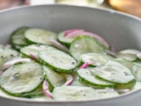 IDE UZ SVE, POSEBNO UZ ROŠTILJ, A DOBRA JE I - SOLO: Hit-recept za kremastu salatu od krastavaca