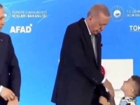 POMETNJA NA DRUŠTVENIM MREŽAMA: Erdogan ošamario dječaka jer ga nije htio poljubiti u ruku (VIDEO)