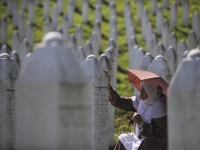 SATIMA U TIŠINI GLEDA BIJELE NIŠANE: Nezira Mehmedović u Potočarima pored mezara dva sina ubijena u genocidu, zajedno su otišli i nisu došli
