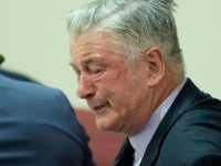 SLAVNI GLUMAC BRIZNUO U PLAČ: Alec Baldwin oslobođen optužbi za ubistvo snimateljice (VIDEO)