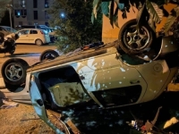 PUNE RUKE POSLA ZA POLICIJU: Grupa mladih demolirala automobil, pa ga prevrnula na krov