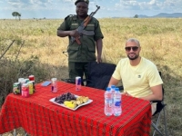 ZVIJEZDA UNITEDA OBJAVILA BIZARNU FOTOGRAFIJU: Na godišnjem ga čuva vojnik s kalašnjikovom