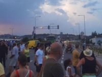 GRAĐANI BANJALUČKOG NASELJA OČAJNI: Blokirali put, danima nemaju vode