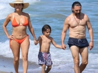 VRUĆE U MARBELLI: Eva Longoria u narandžastom bikiniju pokazala izvajano tijelo u 49. godini (FOTO)