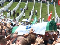 KLANJANA DŽENAZA U POTOČARIMA: Vječni smiraj nakon 29 godina pronašlo je 14 žrtava genocida u Srebrenici (FOTO)