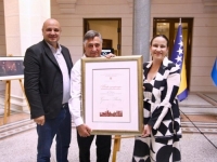 SVEČANOST U VIJEĆNICI: Španski novinar i ratni fotoreporter Gervasio Sanchez postao počasni građanin Sarajeva