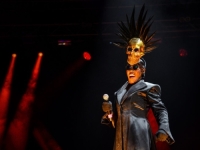 ODUŠEVILA PUBLIKU: Grace Jones oduševila koncertom u susjedstvu, popela se na ramena zaštitara (FOTO)