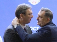 'BEDNIK ČINI SVE DA BI PODRŽAO SVOG MENTORA, KOJI ĆE GA OTRESTI KAO…': Dodik hvalio Vučića, stigle oštre reakcije iz Srbije…