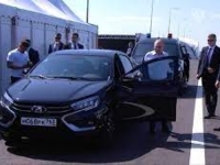 NIJE BAŠ NAJBOLJE PROŠLO: Putin provozao novu Ladu, čuvari jedva izbjegli sudar s njim (VIDEO)