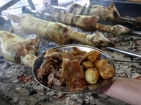STRANI TURISTI ODUŠEVLJENI SPECIJALITETOM: Janjetina za četiri osobe, zajedno sa pićem i krompirom iznosi...