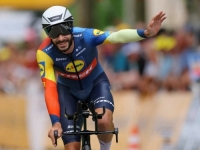 'NAŠTETIO IMIDŽU SPORTA': Poljubio suprugu i sina na Tour de Franceu pa dobio kaznu (VIDEO)