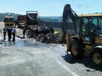 IZGORIO KAMION NA AUTOPUTU '9. JANUAR': Vozač otkačio prikolicu kada je vidio da gori (VIDEO)