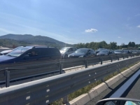 NAKON PREVRTANJA  KAMIONA NA AUTOPUTU KOD VLAKOVA: Velike gužve i dalje traju (FOTO)