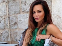 'KAO DA IMA 20 GODINA': Atraktivna Nikolina Pišek skinula se u kupaći i pokazala sve 'adute' (VIDEO)