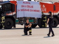 APSOLUTNO ROMANTIČNO: Prosidba na pisti aerodroma u Nišu, vatrogasac zaprosio policajku (FOTO)
