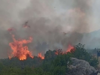 BORBA S VATRENOM STIHIJOM: Ogroman požar bjesni iznad Mostara, vatrogasci pokušavaju....