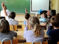 BILDANJE PATRIOTIZMA PREKO DJEČIJIH LEĐA: Vlada KS predlaže da nastava u sarajevskim školama svakog mjeseca počinje izvođenjem himne BiH