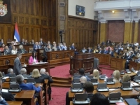 MUK U PARLAMENTU SRBIJE: 'Ako se ogrnete zastavom Srbije u New Yorku, mislite da ste vlasnik Srbije? Mislite da vam je zastava paravan za vaša nedjela…'