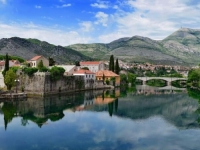 NAPAD U TREBINJU: Sedmorica pretukli jednog muškarca, nanijeli mu teške povrede