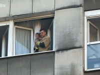 MUP KANTONA SARAJEVO SAOPĆIO: Vatrogasac spasio dijete koje je ostavljeno samo u stanu, majka uhapšena