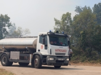 VATRENA STIHIJA U DALMACIJI: Veliki požar kod Skradina zahvatio jednu kuću i nekoliko automobila! (VIDEO)