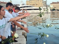 RUŽE U MORU: Rijeka ne zaboravlja Srebrenicu - 'Komemorirajući najveći pokolj u Europi poslije Drugog svjetskog rata šaljemo poruku mira i tolerancije...'