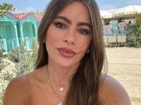 CRVENO I BIJELO: Sofia Vergara pod suncem Toskane pažnju privlačila u ljetnoj haljini (FOTO)