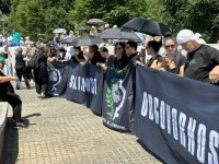 'ŽENE U CRNOM' U SREBRENICI: Vlasti u Srbiji poricanjem genocida ne poštuju dostojanstvo žrtava