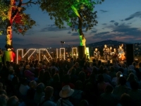 KULTURA NA ULICE:  Na Žutoj tabiji održan spektakularan koncert francuskih šansona 'Oh-là-là...Paris' (FOTO)
