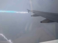 STRAŠNO: Munja pogodila putnički avion iznad Britanije, pogledajte snimak...