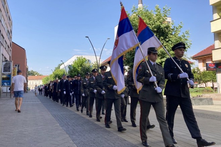 NEČUVENO: Pripadnici Vojske Srbije prodefilirali kroz Prijedor, bili su u pratnji... | Slobodna Bosna