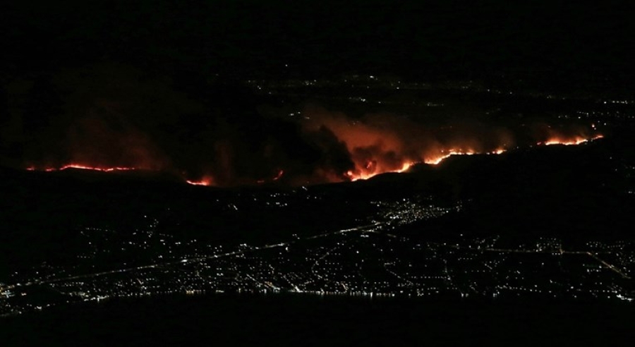 Visina plamena ponegdje doseže i 25 metara