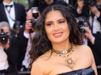 MEKSIČKA DIVA: Salma Hayek 'užarila' društvene mreže, otvorila august u bikini izdanju (VIDEO)