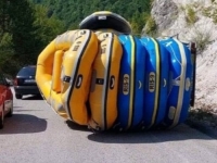 NESREĆA KOD BORAČKOG JEZERA: Prevrnuo se kombi koji je prevozio rafting-čamce, dvije osobe povrijeđene