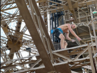 PANIKA U PARIZU: Polugoli muškarac se popeo na Eiffelov toranj, policija odmah evakuirala područje (VIDEO)