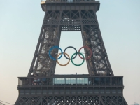VLASTI MORALE EVAKUIRATI PROSTOR: Uhapšen muškarac koji se peo na Ajfelov toranj prije zatvaranja Olimpijskih igara