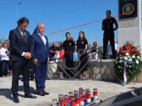 SDP-ov ANTIFAŠIZAM NA DJELU: Ministar Nedžad Lokmić položio cvijeće ispred spomenika na kojem piše - 'Za dom spremni!'