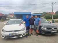 GEST KAKAV SE RIJETKO VIĐA: Direktor firme iz BiH nagradio dvojicu radnika novim automobilima