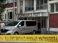 MUK ISPRED GIMNAZIJE U SANSKOM MOSTU: Na vratima jedna od posljednjih odluka koje je potpisao ubijeni direktor... (VIDEO)