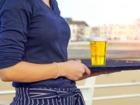 IAKO UGOSTITELJIMA NEDOSTAJE RADNIKA: Porezna uprava ponovo otkrila radnike 'na crno'