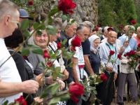 BACANJEM 224 RUŽE NIZ LITICU: Obilježena 32. godišnjica streljanja logoraša na Korićanskim stijenama