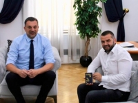 ZASLUŽENO, BEZ DILEME I PRIMJEDBE: Elmedin Konaković osnivaču udruženja Pomozi.ba uručio diplomatski pasoš BiH