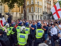 NASILNI PROTESTI BJESNE ŠIROM BRITANIJE: Policija se bori da zaustavi haos (VIDEO)