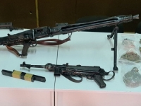 CIJELI ARSENAL: Pogledajte šta je oružja pronađeno kod mladića iz Lukavca (FOTO)