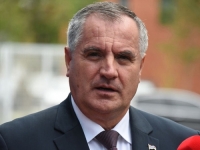 VIŠKOVIĆ PITA I ODGOVARA: 'Je li to normalna situacija? Nije. Je li to legalna situacija? Nije. Prosipaju živu silu'