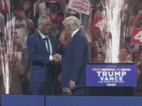 DONEDAVNI RIVALI: Trump na skupu u Arizoni 'predstavio' Roberta F Kennedyja Jr.
