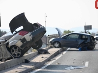 'SB' NA MJESTU DOGAĐAJA: Težak udes na Stupu, automobili probili metalnu ogradu, jedna osoba povrijeđena (FOTO)