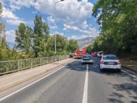 KAMION SLETIO U PROVALIJU PREMA NERETVI:  U toku je izvlačenje vozača